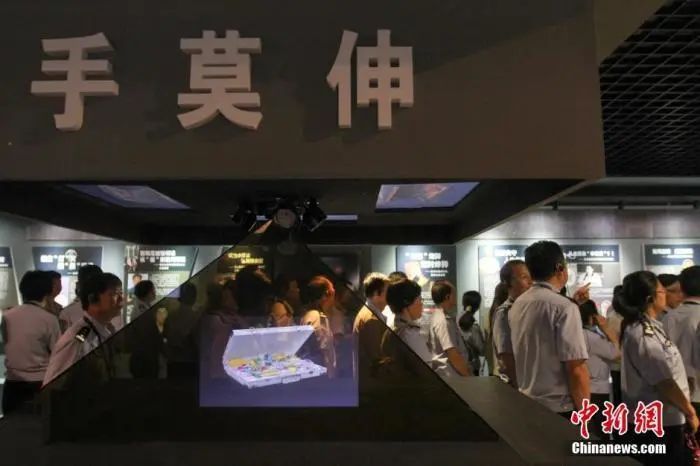 落马的“90后”：他们为何早节不保？