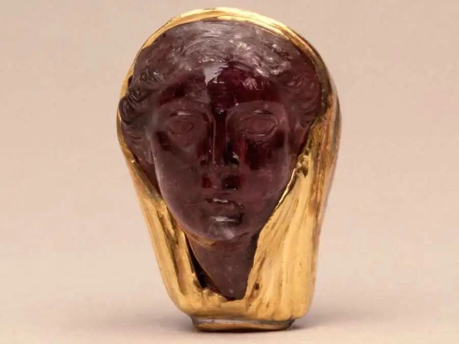 苏富比上拍戴妃紫水晶项链坠，竟然被卡戴珊抢到？她真的赚到了吗？