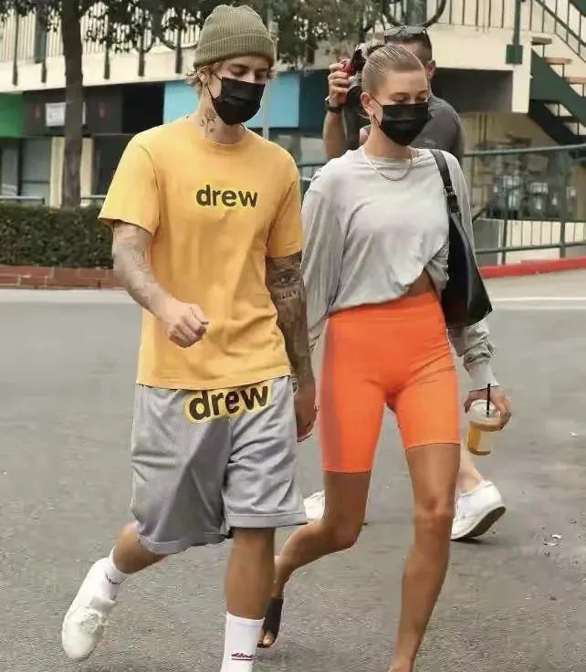 男士橙色系短袖T恤搭配什么颜色裤子既好看又高级还时髦