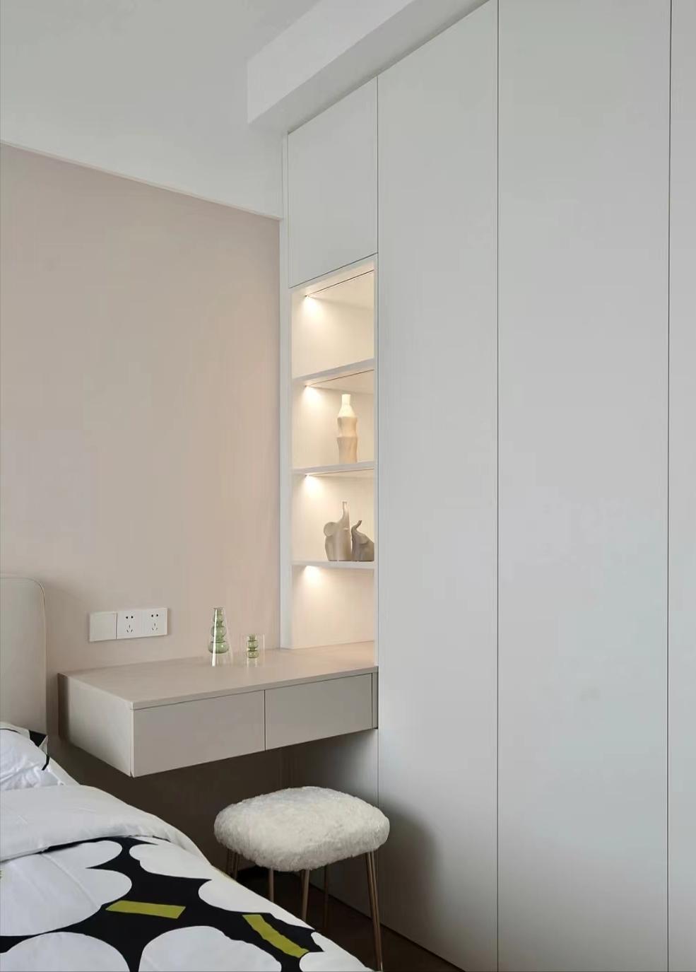 卧室太小家具冲突,衣柜门被挡如何解决?6种方案完美化解尴尬