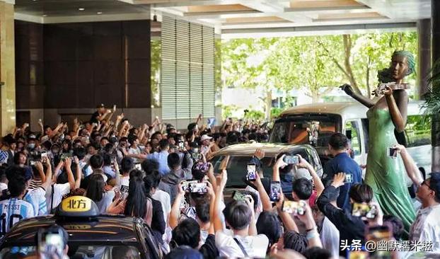 梅西抵达北京首都机场,梅西北京连过四人全场沸腾
