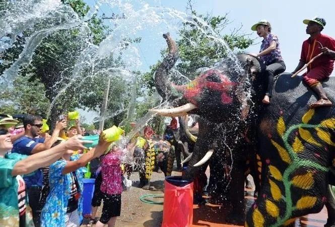 泰国泼水节走在路上就会被泼水么,傣族泼水节与泰国泼水