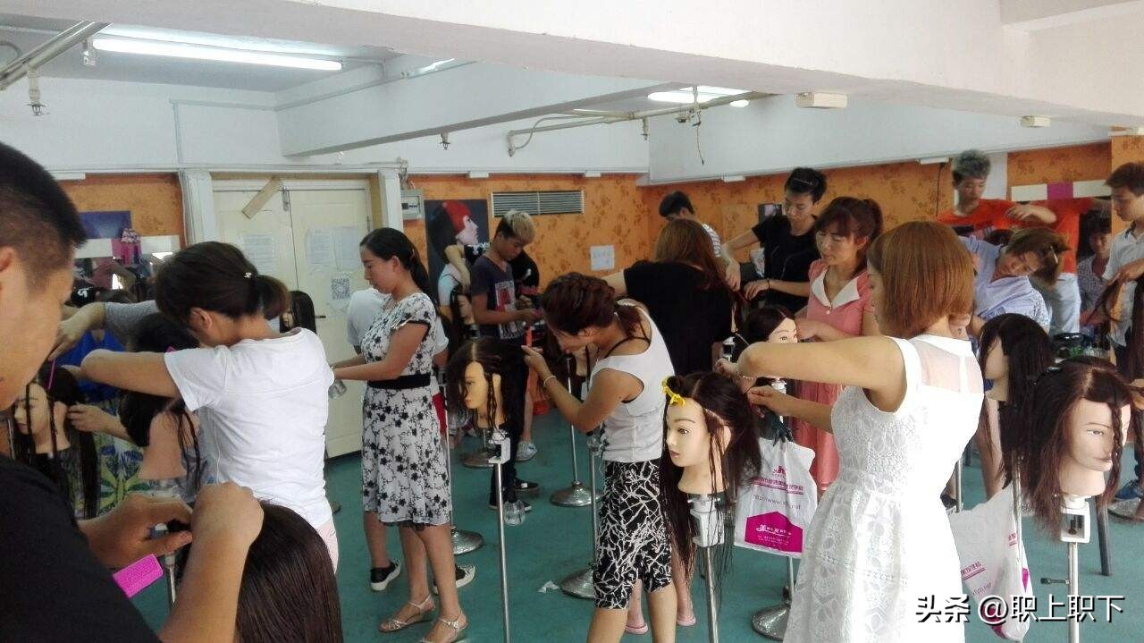 湖南邵阳夫妇在乡场镇给老人拍照月入过万，农村创业有五个风口