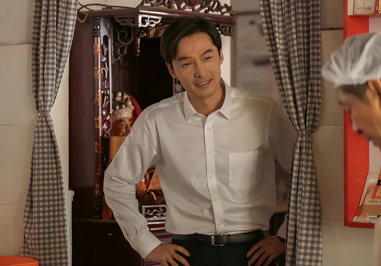 胡歌穿西装配什么裤子,胡歌太年轻一袭西装尽显精英范儿