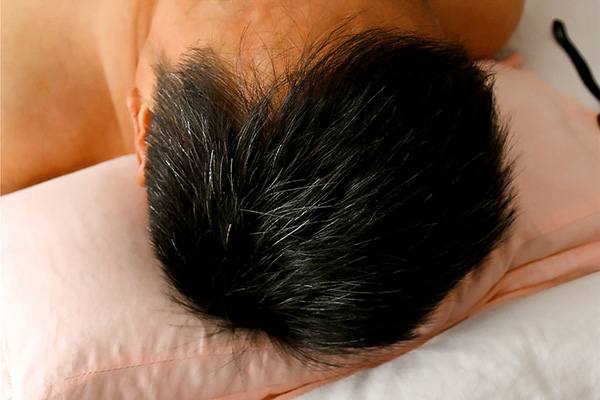 黑色染发剂最伤头发吗,黑色染发剂会不会不自然