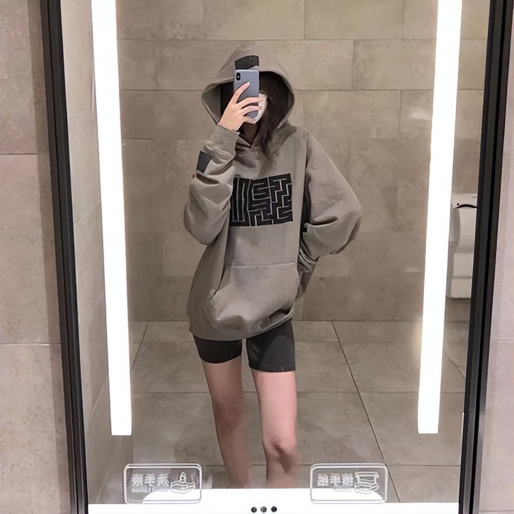 关于卫衣的时髦穿搭全在这里了,春天卫衣休闲裤女生穿搭