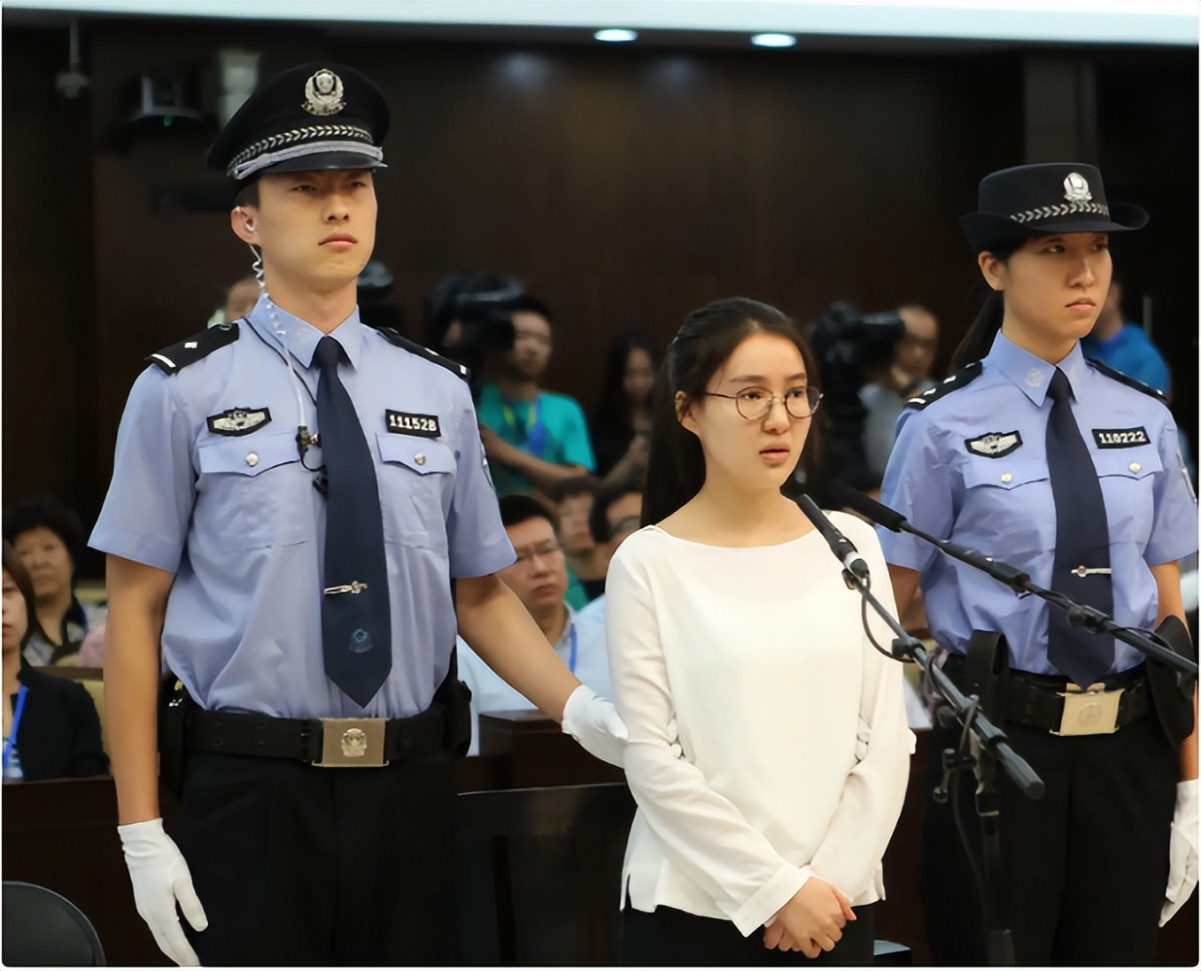 谁说虎毒不食子?亲手把郭美美推入深渊的始作俑者,是她亲妈