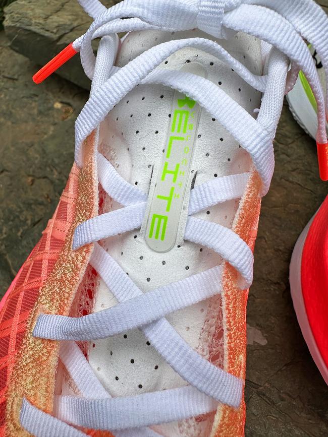 一双助力你摆脱平庸，突破自我的碳板跑鞋