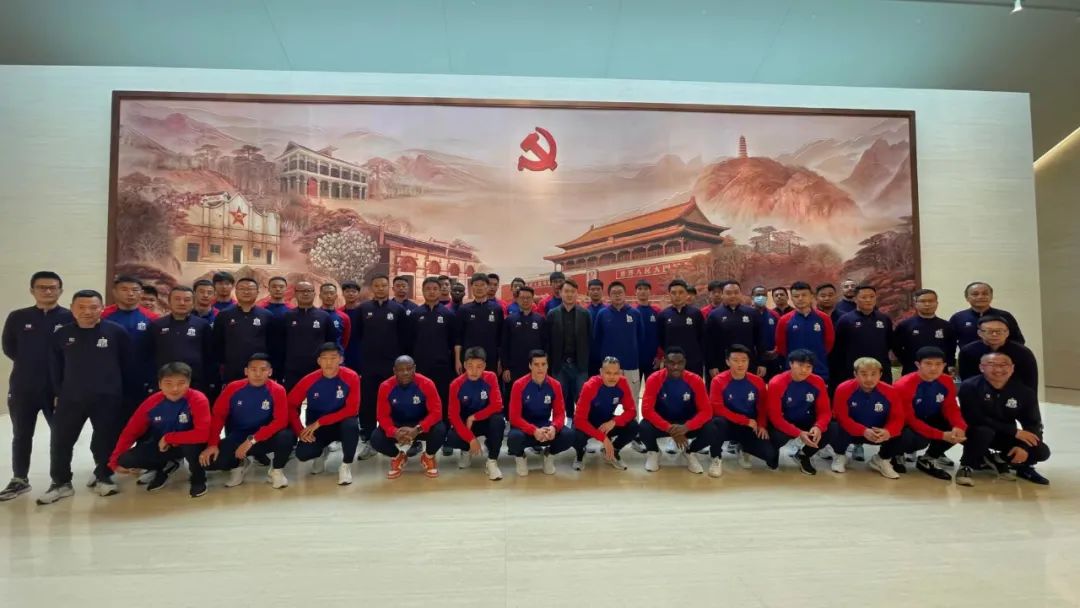 申花一线队集体瞻仰*共中**一大会址重温*党**史牢记初心再起征程