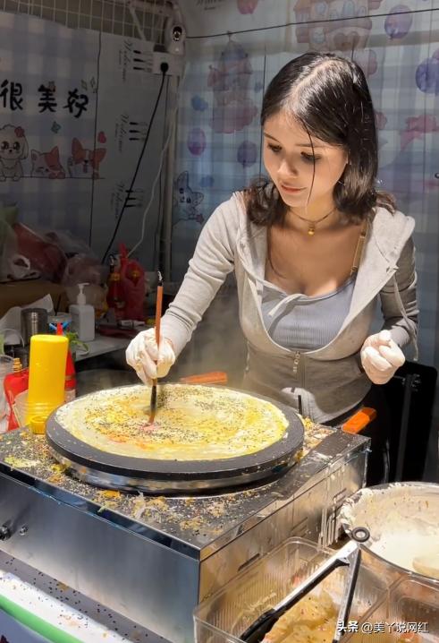 网红狗头萝莉摆摊卖煎饼,一天赚400元知足快乐,并带火营地夜市