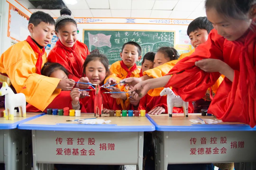 传音携手爱德基金会走进甘孜藏区学校，开展“圆梦体育包”项目