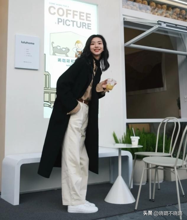 小白鞋搭配羽绒服好看吗,小白鞋搭配羽绒服长款