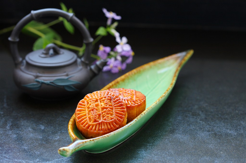 中秋月亮壁纸图片,中秋节吃月饼背景图片