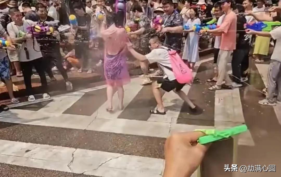 女孩遭*攻围**喷水甚至拉扯，“泼水节”变“流氓节”了？