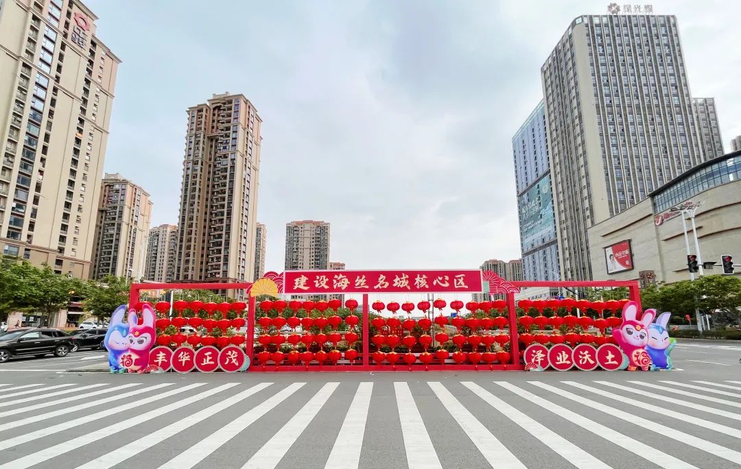 新春走基层年渐近年味浓,新春走基层石头村高挂迎客来