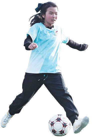 一张小小“炭黑”脸的背后是11岁女孩坚持的足球梦