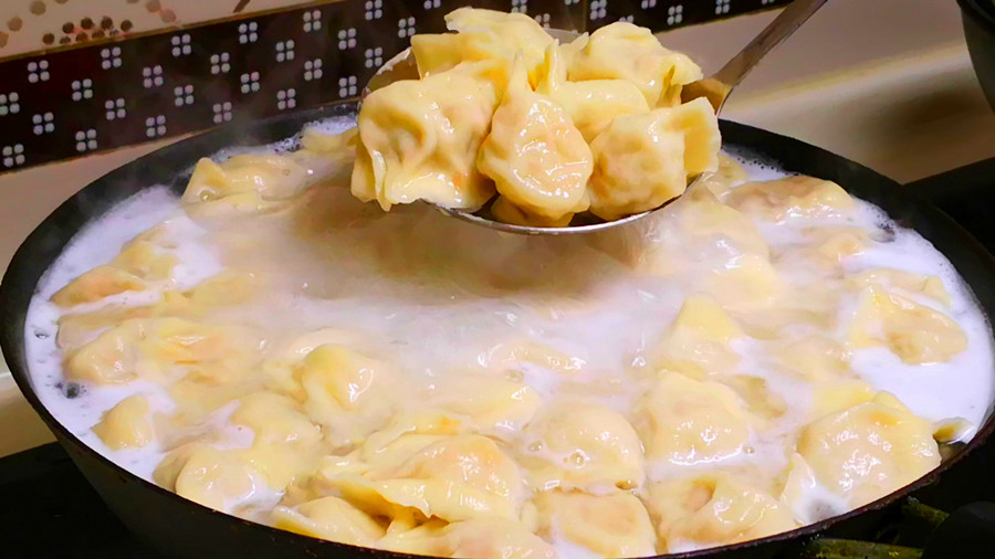 冻饺子放一会再下锅吗,冻饺子忘了放冰箱粘在一起怎么煮