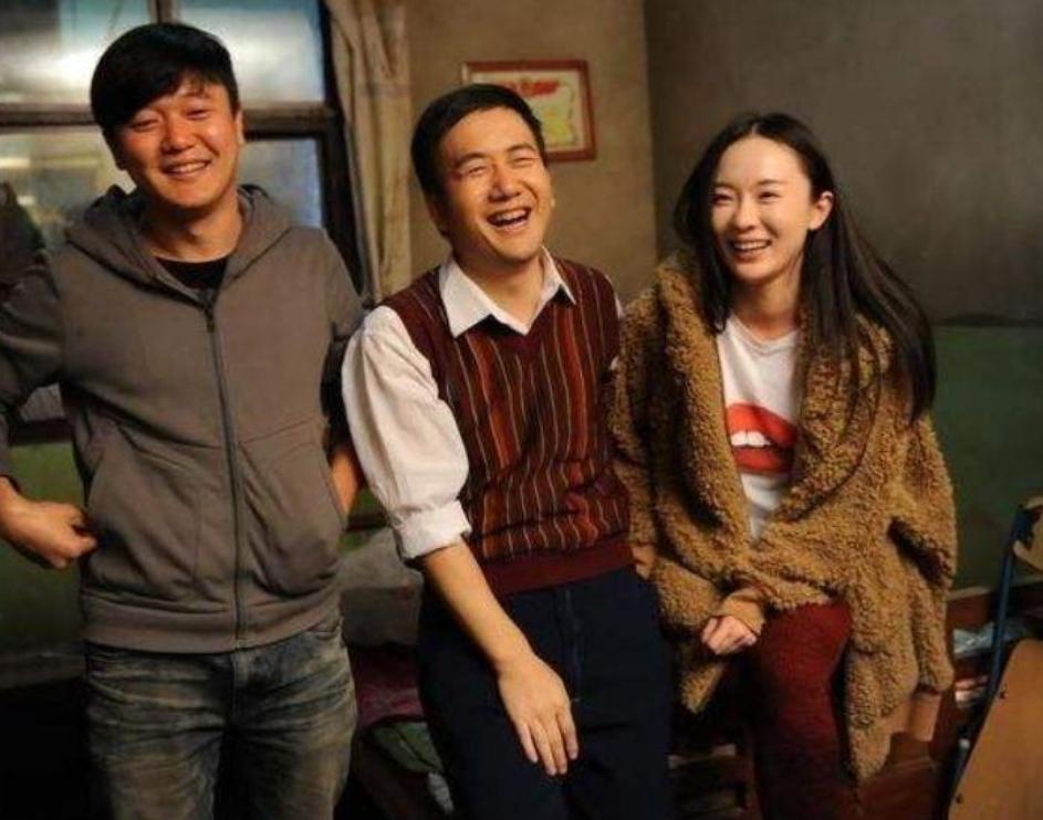 昔日爆红组合街头卖唱,曾经红极一时现在却卖唱的歌手