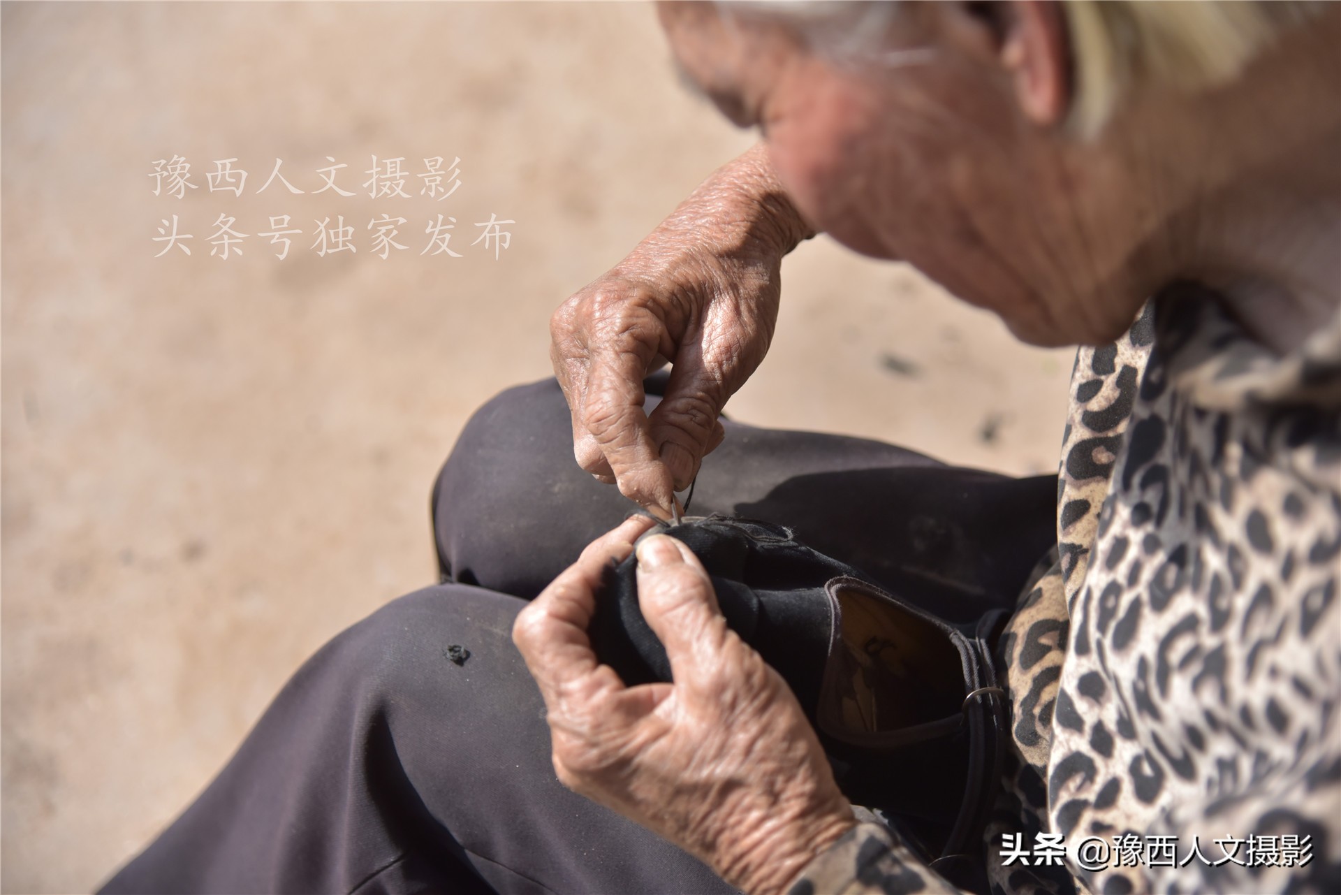 86岁大娘独居山谷，布鞋上缝两层补丁，女儿远嫁，5年才见一次面