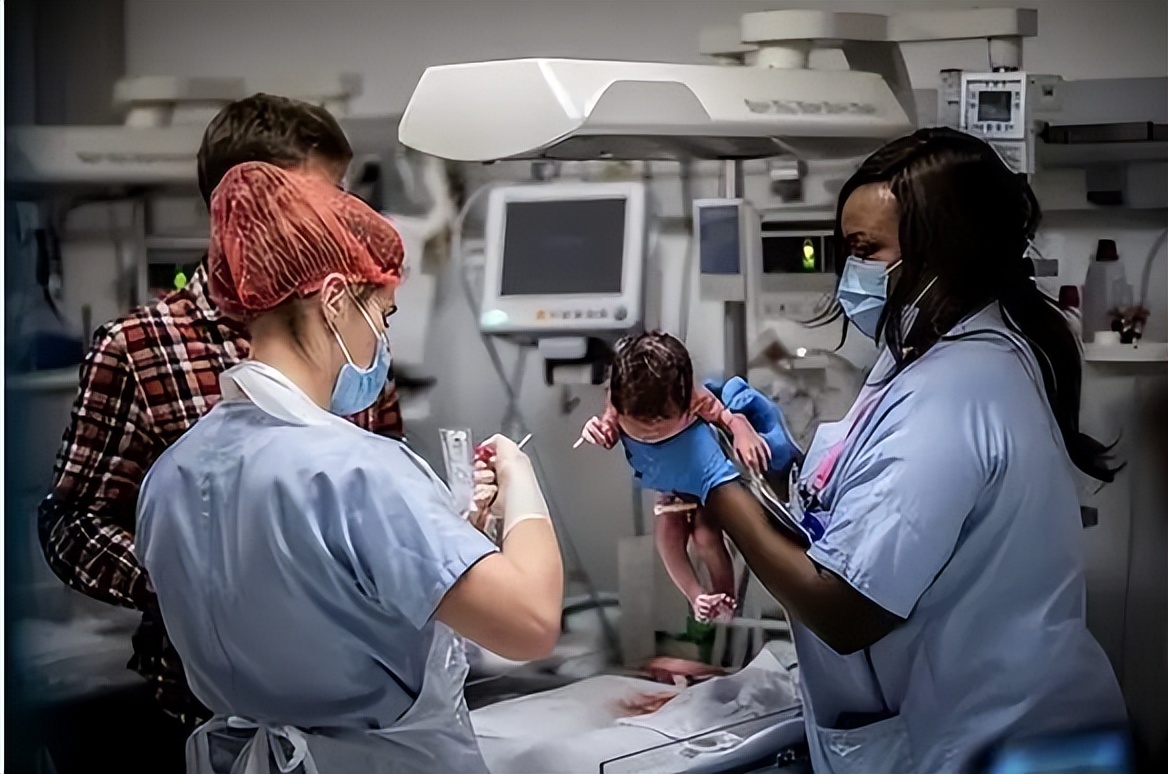 英国12岁男孩当爹的新闻,13岁当爹的英国小孩11年后现状