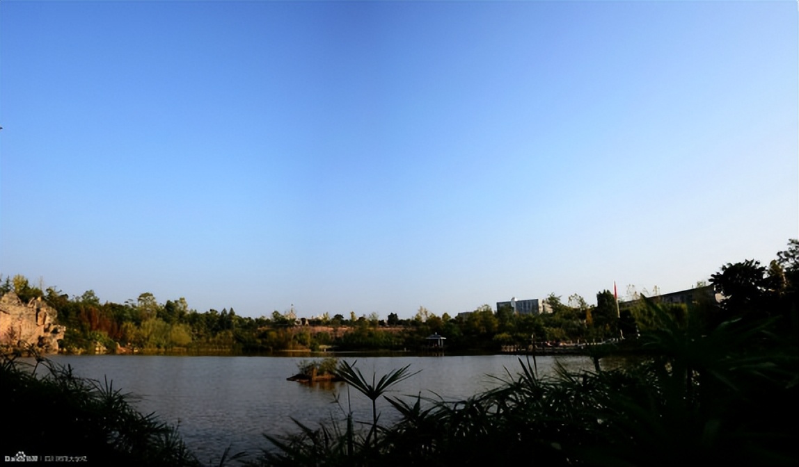 重德博学尚美笃行,重德博学勤勉尚美