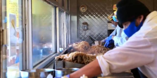 芝加哥街头最好吃的热狗，大香肠配上黄芥末，吃起来相当过瘾