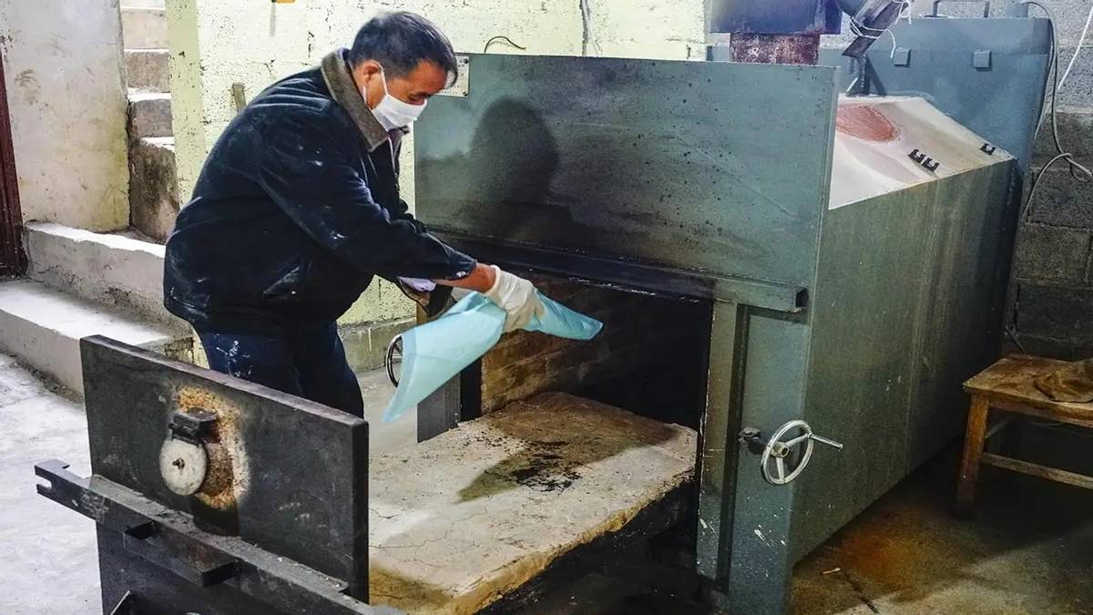 辣条油真实事件,辣条是不是用死人的地沟油做成的