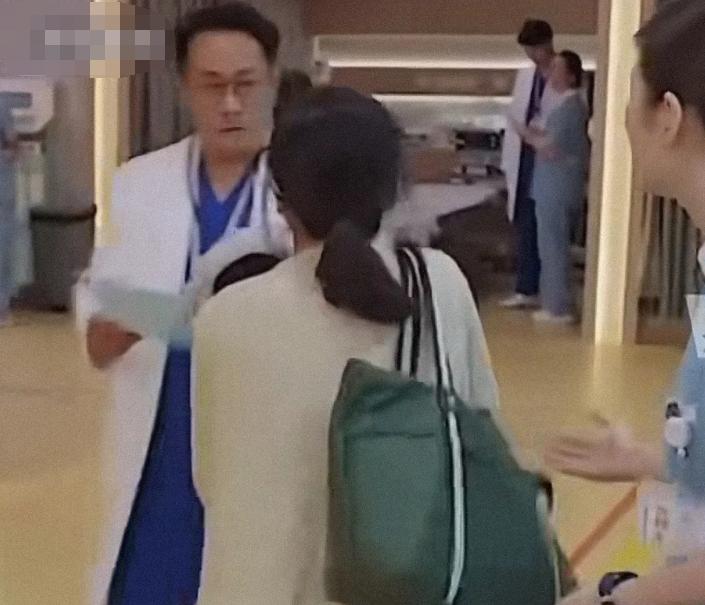 专家号被炒至上万有医院内鬼被查，号被号贩子控制，普通人难拿到