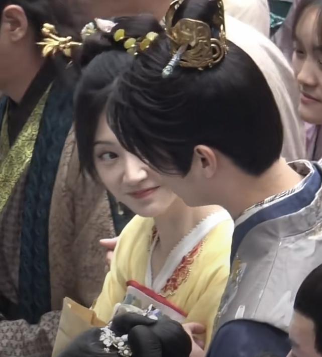 许凯被要求给景甜戴发簪，走近那一刻，一个腻歪一个羞涩