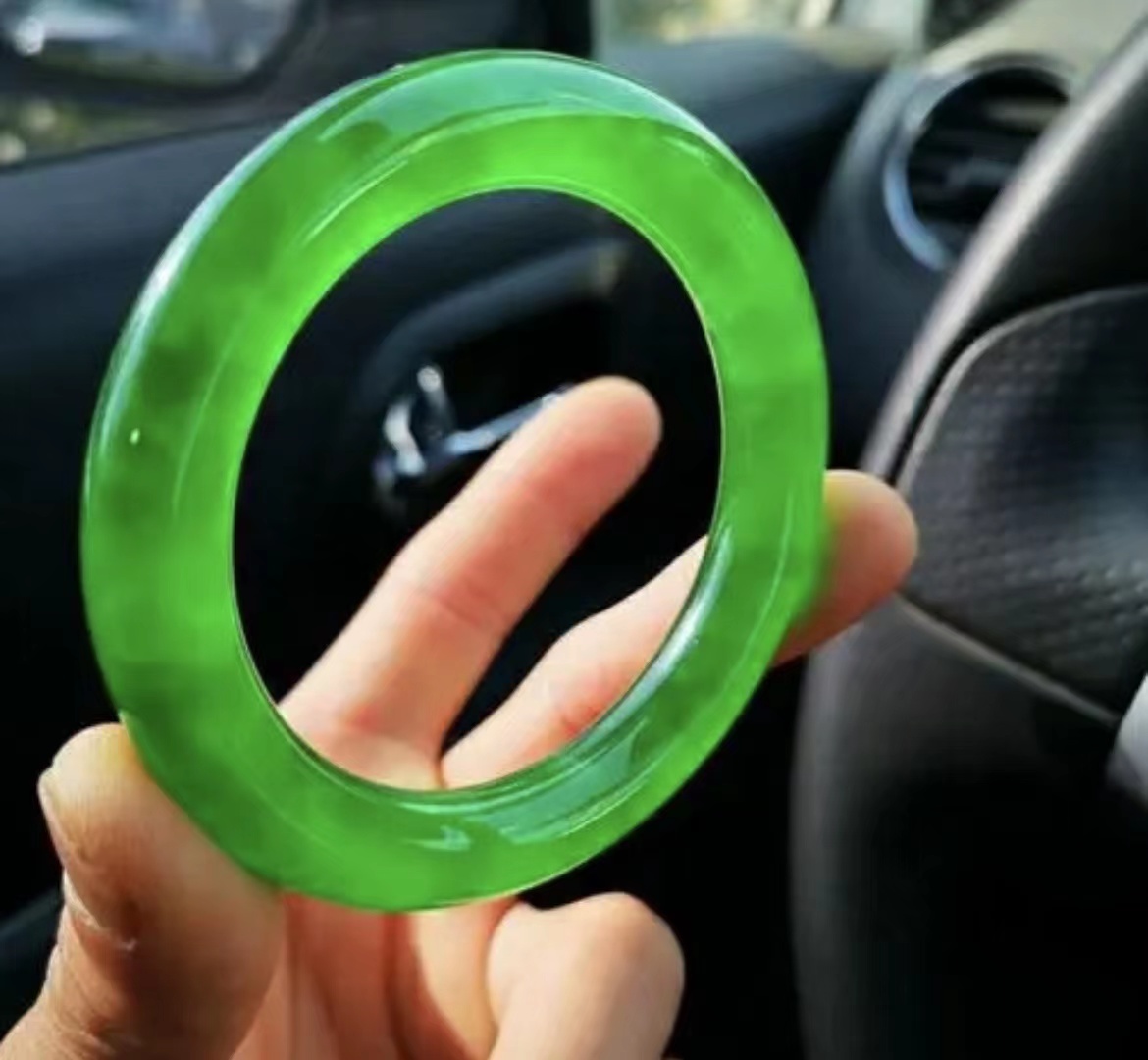 翡翠原石一刀切出冰种满色帝王绿,翡翠原石最好的帝王绿是什么颜色