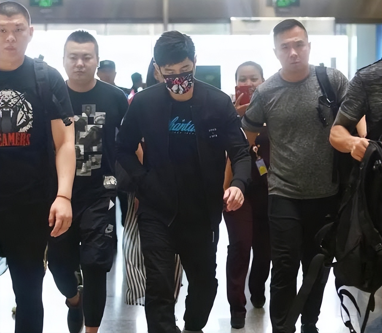 还不到三十每天腰痛,才三十岁就开始腰背痛