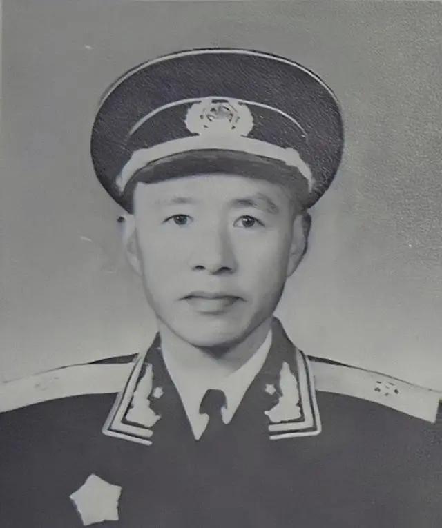 起义将领嫌解放军文化低不肯配合，毛主席问：你们是国民*党**员吧？