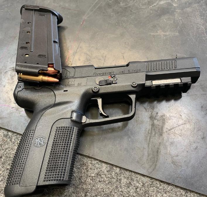 fn57冲锋手枪,防弹衣像纸糊的一样