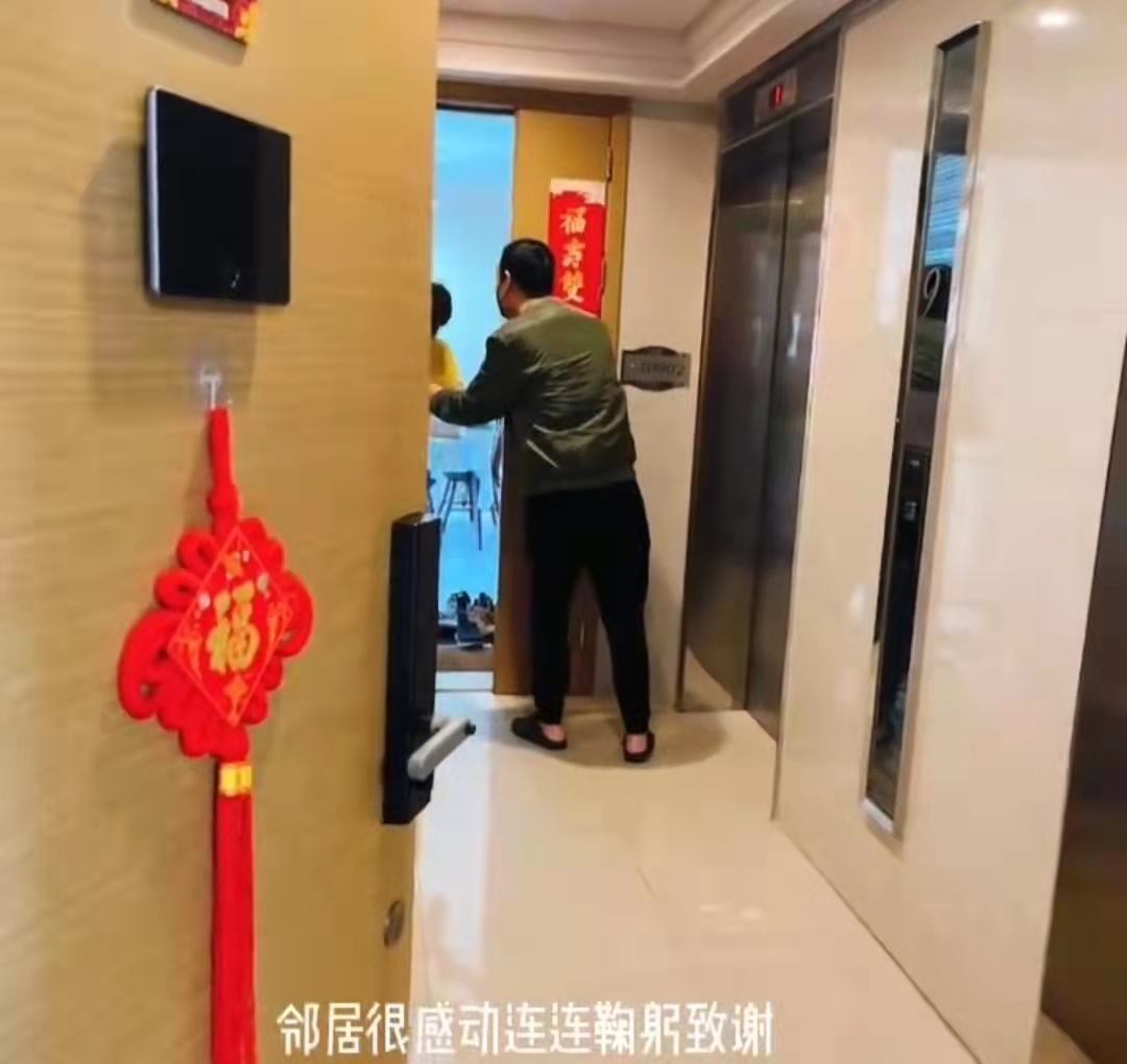 韩国小伙送邻居2箱菜，邻居回赠韩式拌饭，网友：远亲不如近邻