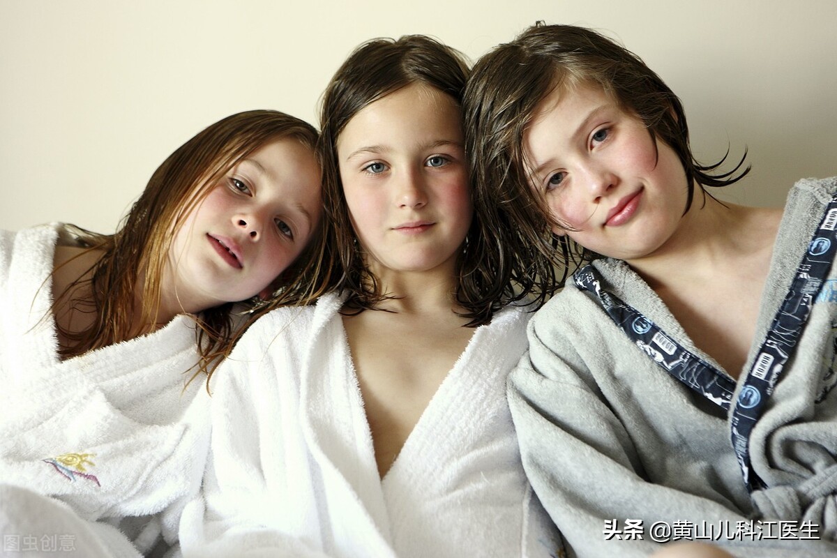 宝宝胸前长了个疙瘩还有白尖,我妈妈身上起满疙瘩是什么病