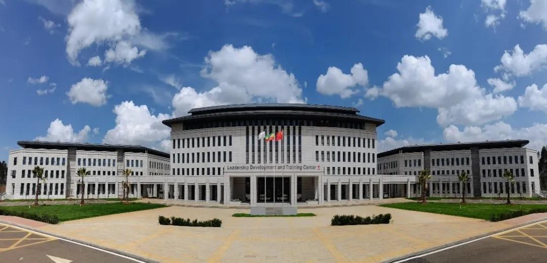 从零做起，他把萨米特瓷砖做成了*疆新**市场的TOP品牌