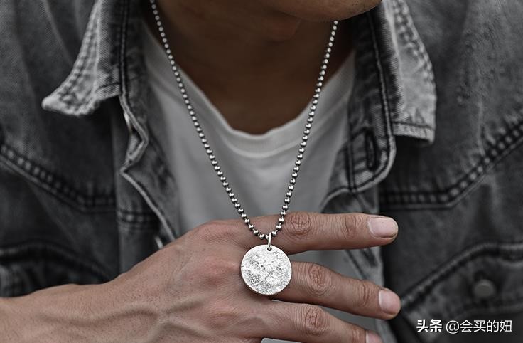 中年男人戴什么配饰不油腻,中年男士最显示气质的配饰