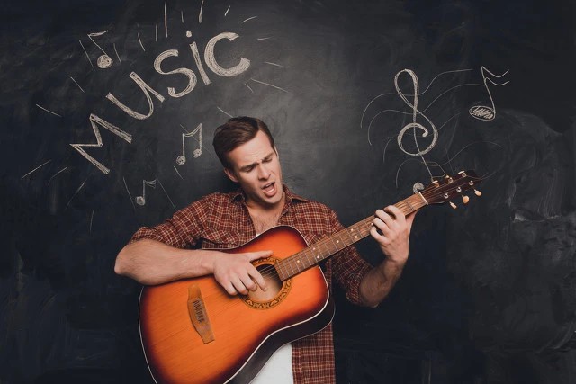学吉他自学好还是找老师好,零基础学吉他找老师还是自学呢