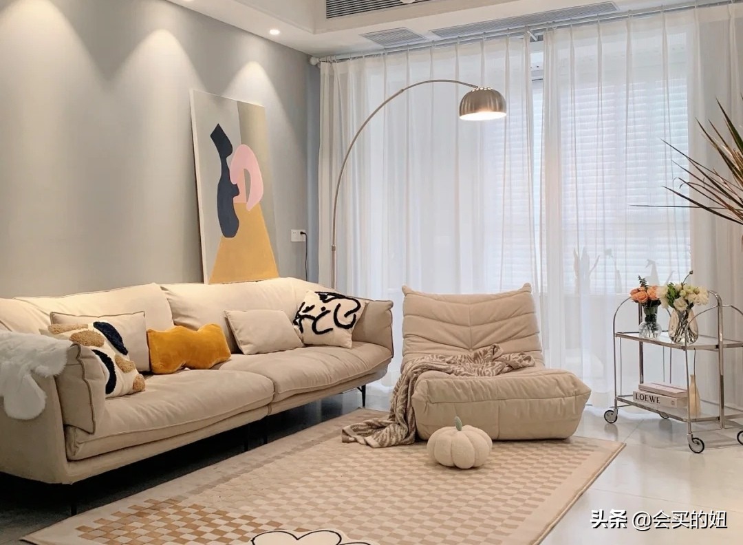 黑白灰现代简约风格客厅沙发颜色,墙漆是蓝色选什么颜色的皮质沙发