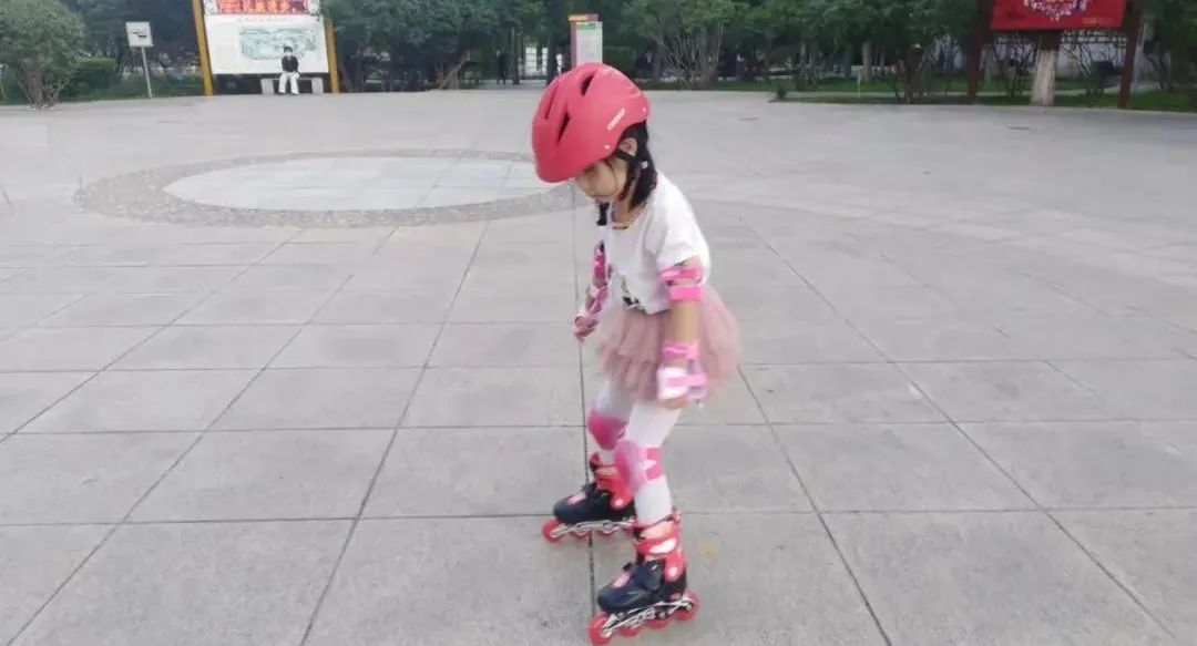 轮滑小女孩风火轮比赛进行时,原创空中滑步