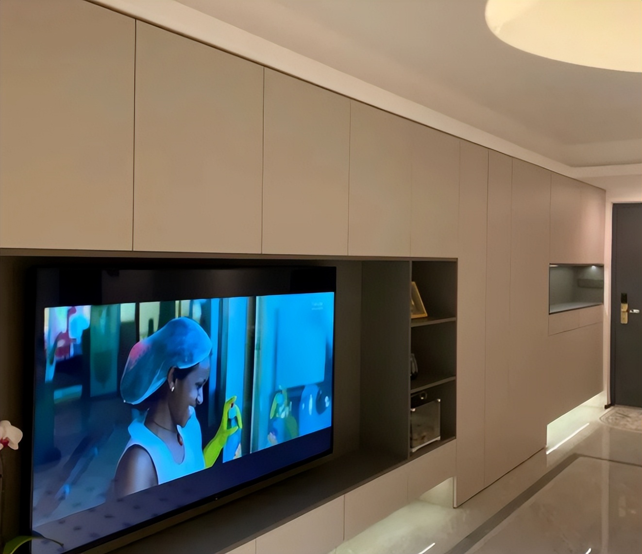 在老公的坚持下，电视墙打满柜子，入住两年，只能说真香