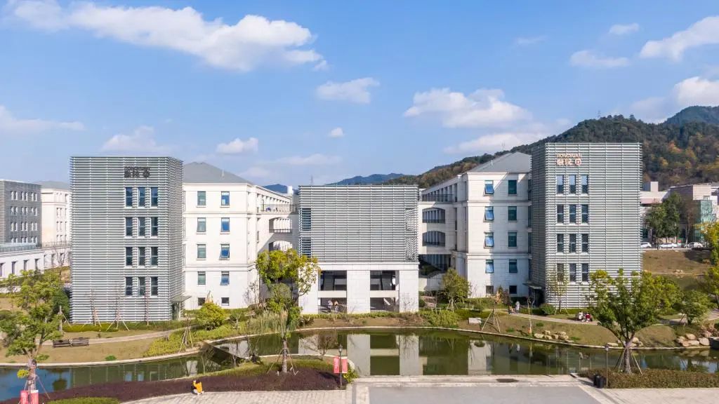 年薪可达110万!语言类强校发力引才!