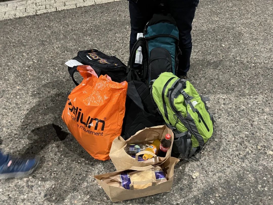 去芬兰看极光，见圣诞老人，路上却丢失行李，差点被锁地牢