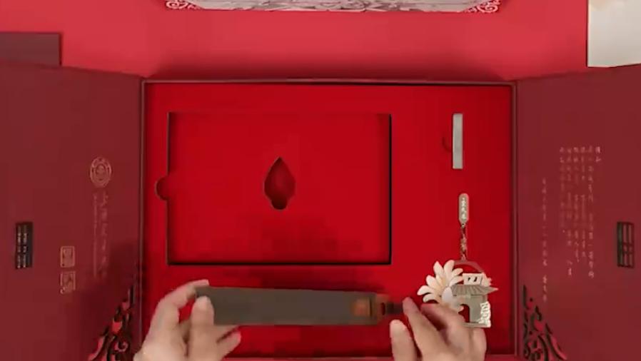 上海交通大学录取通知书里有一滴水，寓意饮水当思源，饱含关怀