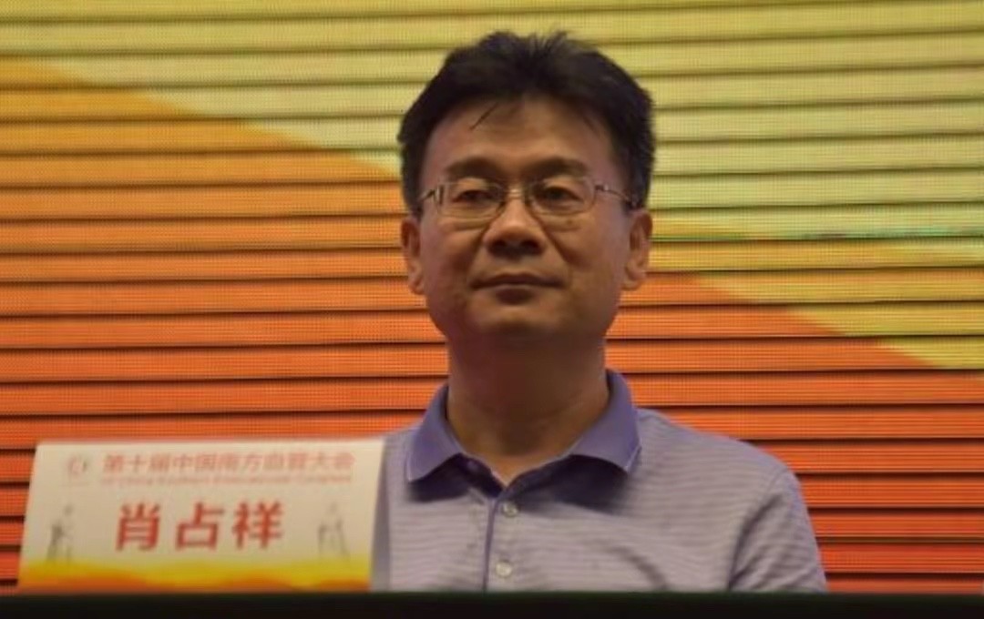 飞机上医护人员为病人吸尿,医生飞机上为老人吸尿