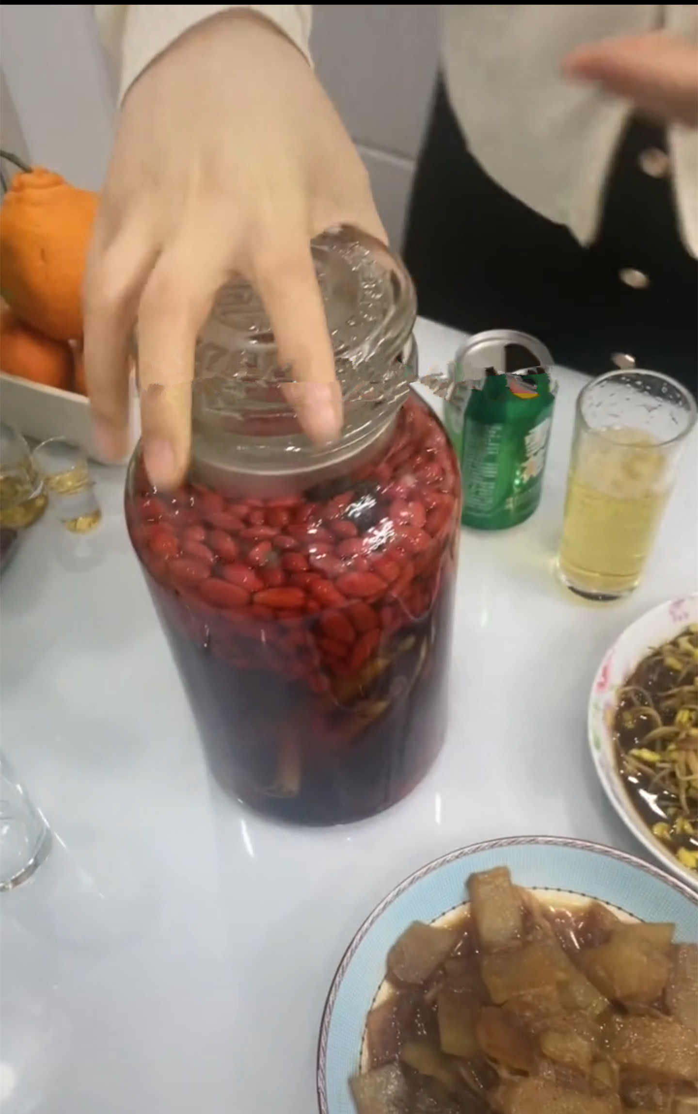 为迎接丈夫出差回家，妻子用枸杞海马鹿鞭泡酒，丈夫：这是毒药啊