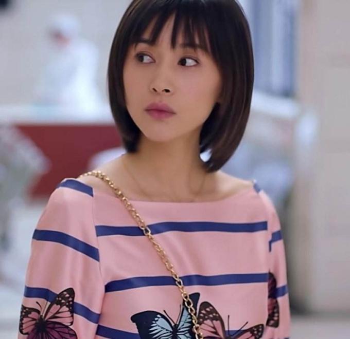 助理伺候明星捏脚,助理伺候明星跪下打伞