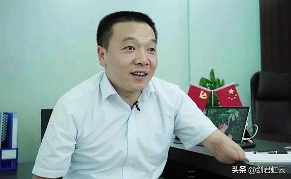 没有学历怎么成为律师,没有双手怎样学习写字