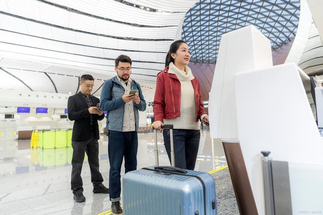 春秋航空一个背包也不能免费带吗,春秋航空能背一个拿一个吗