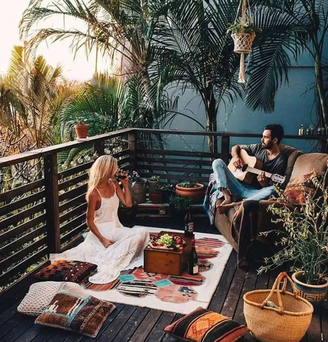 家里阳台怎么像露营感觉,阳台既能晾衣服也能当临时卧室